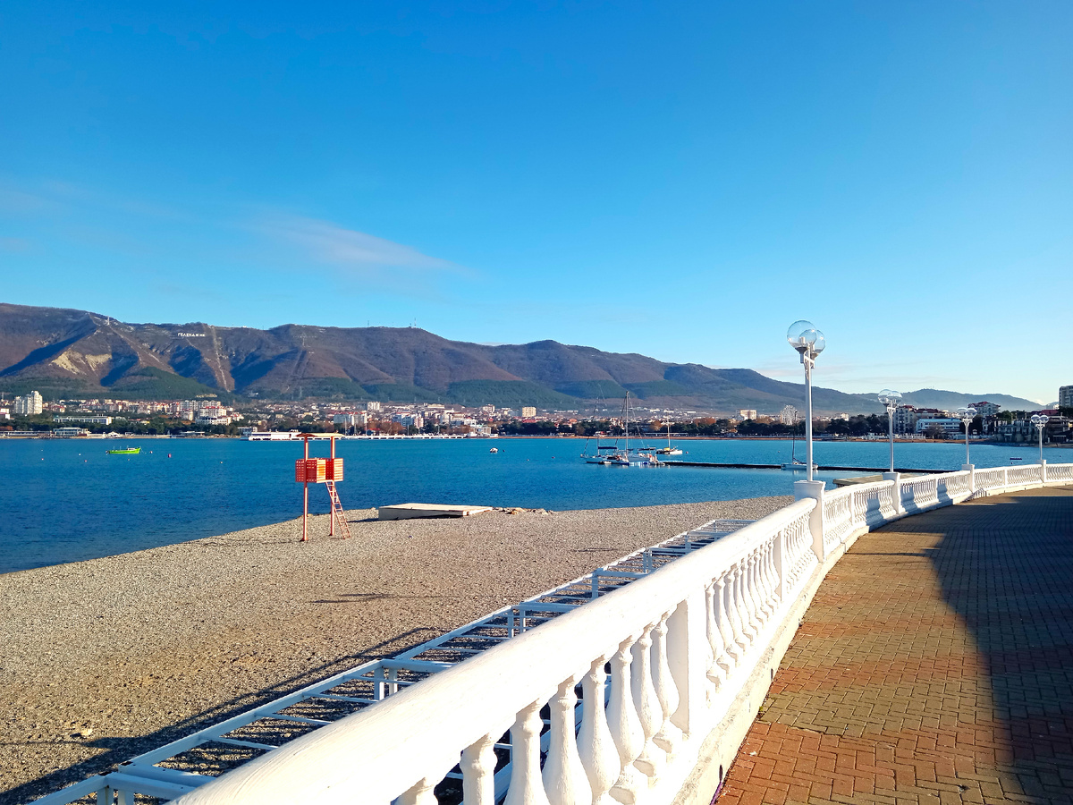 Набережная Геленджика, Чёрное море, горы, яхты, пляж