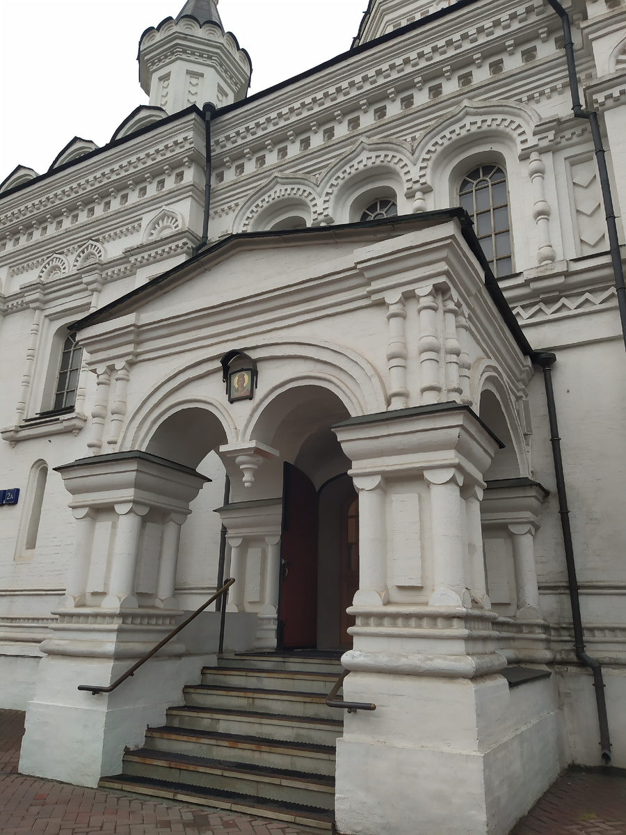 Вход в храм Архангела Михаила