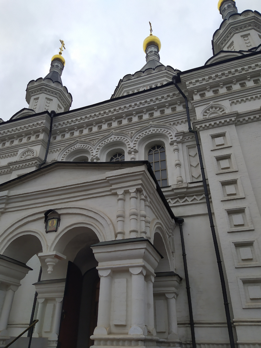 Храм с шатровыми главами.