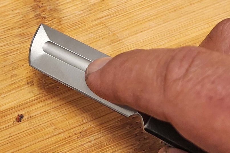 На лезвии CRKT имеется выступ, который служит опорой для указательного пальца при контролируемом надавливании и разрезании. Для этого используется зажимный хват.