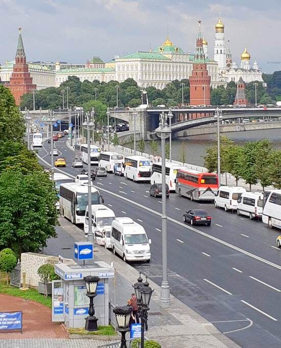 "Москва белокаменная и автобелая" или "Столичные пробки - самые эффектные пробки страны!" Вид на Кремль с Патриаршего моста /фото из личного архива, 2019/