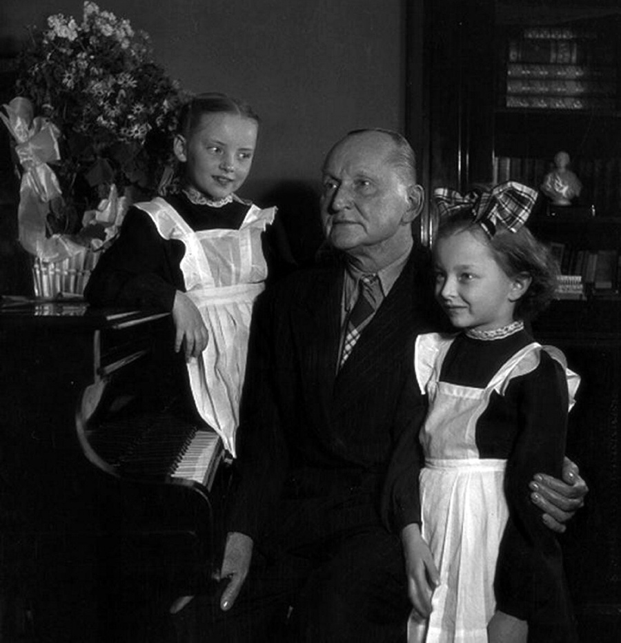 Марианна и Анастасия Вертинские с папой - Александром Вертинским