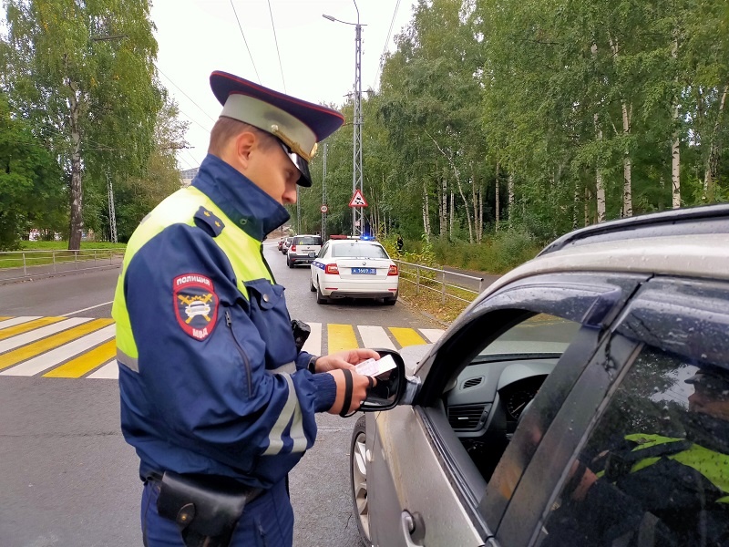 Инспектор подошел к кабине с обычным спокойствием