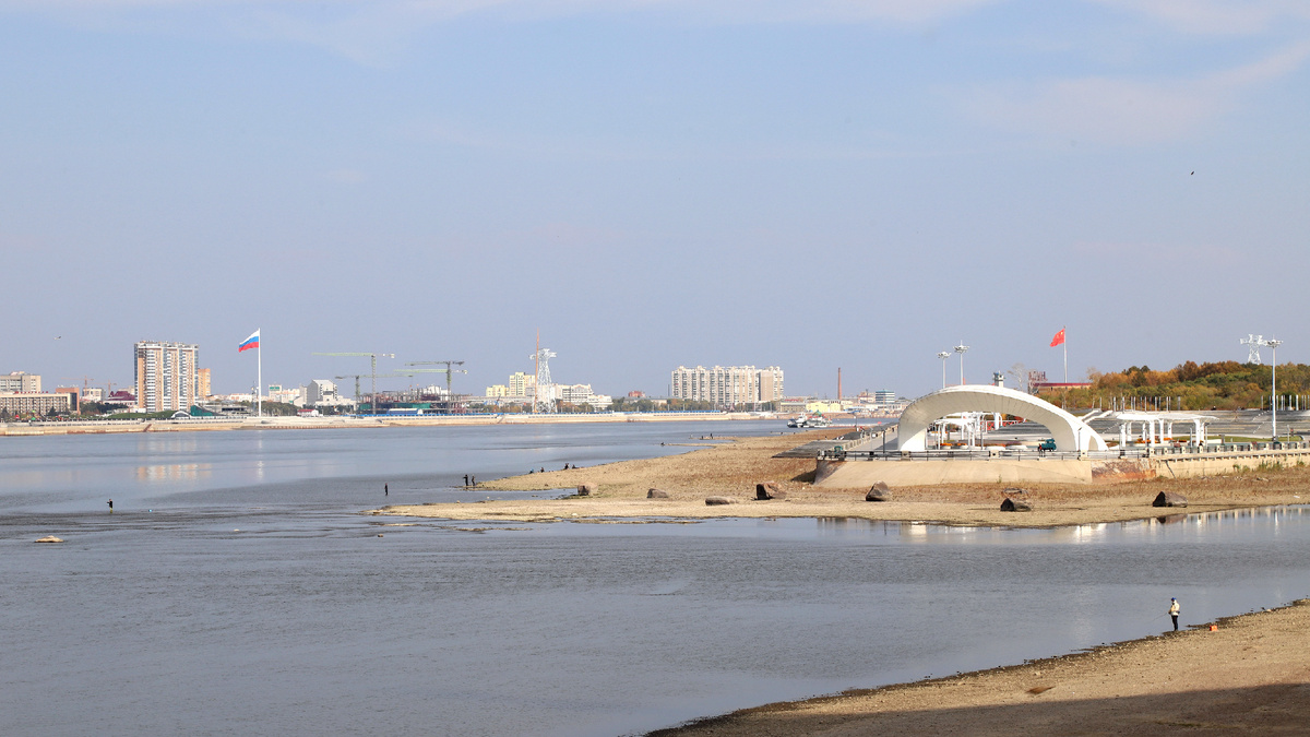 Вид с набережной Хэйхэ на реку Амур (Хэйлунцзян) и российскую сторону — Благовещенск.