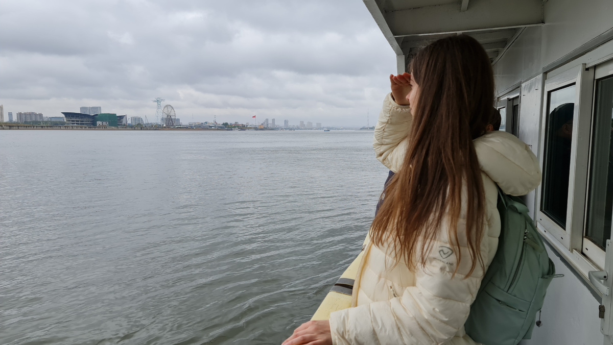 Мы пересекли Амур на теплоходе. Приехали за час до отправления в здание речного порта на ул. Чайковского, 1, прошли паспортный и таможенный контроль и отправились в зал ожидания. Дождавшись приглашения на посадку, прошли на теплоход и заняли место у борта.