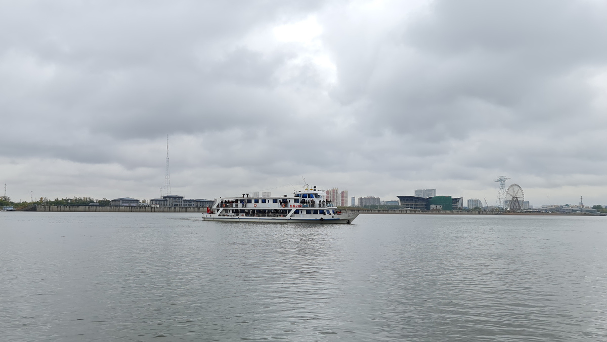 Граница проходит по фарватеру реки, и уже через 5 минут после отправления мы были в Китае, а полное пересечение Амура заняло около 10 минут. Справа видна опора канатной дороги.