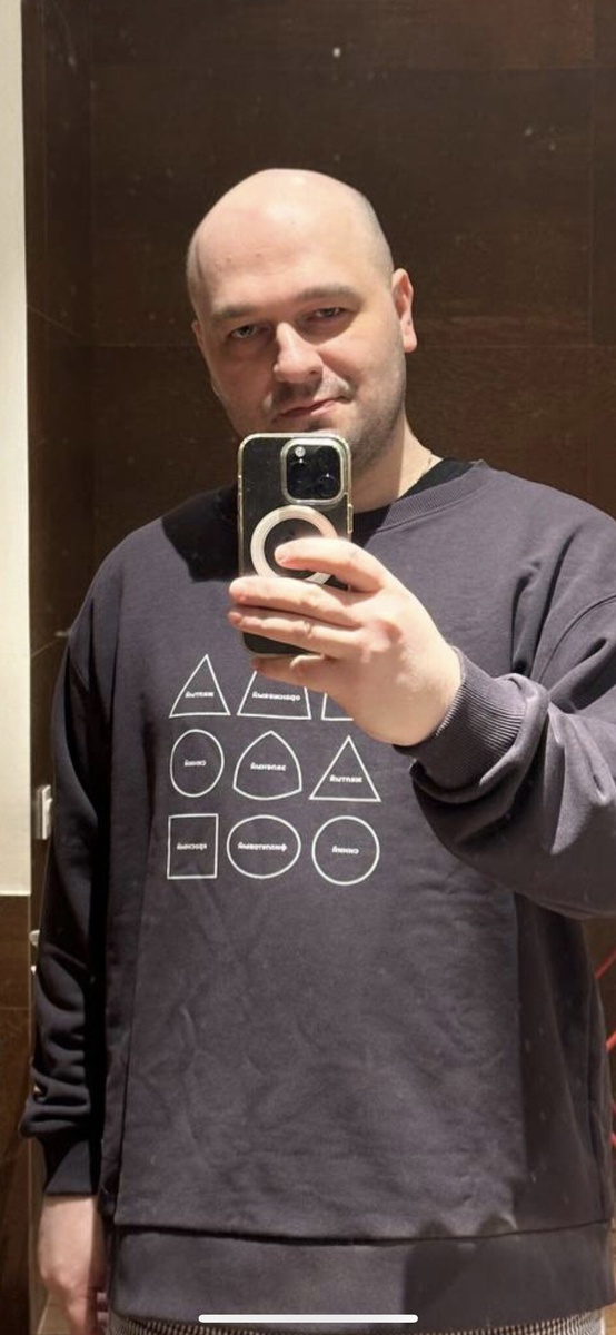 Я засветился и в этом свитшоте дальтоника:) Крупным планом - в конце текста!