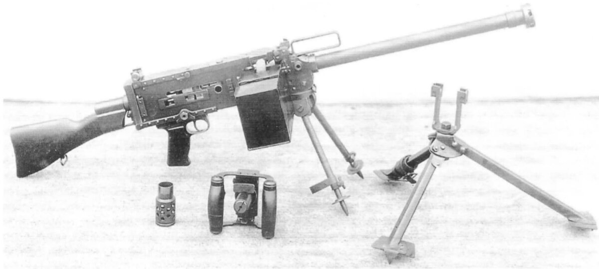 T3E1, короб прикреплён справа, на пулемёте установлена пистолетная рукоятка, сошки и винтовочный приклад. 