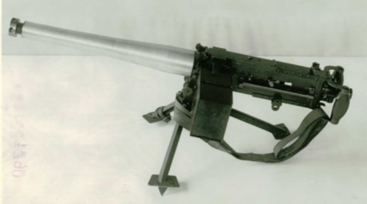  T3E3 короб прикреплён слева, на пулемёте утсновлена двойная рукоятка, само оружие на треноге. 