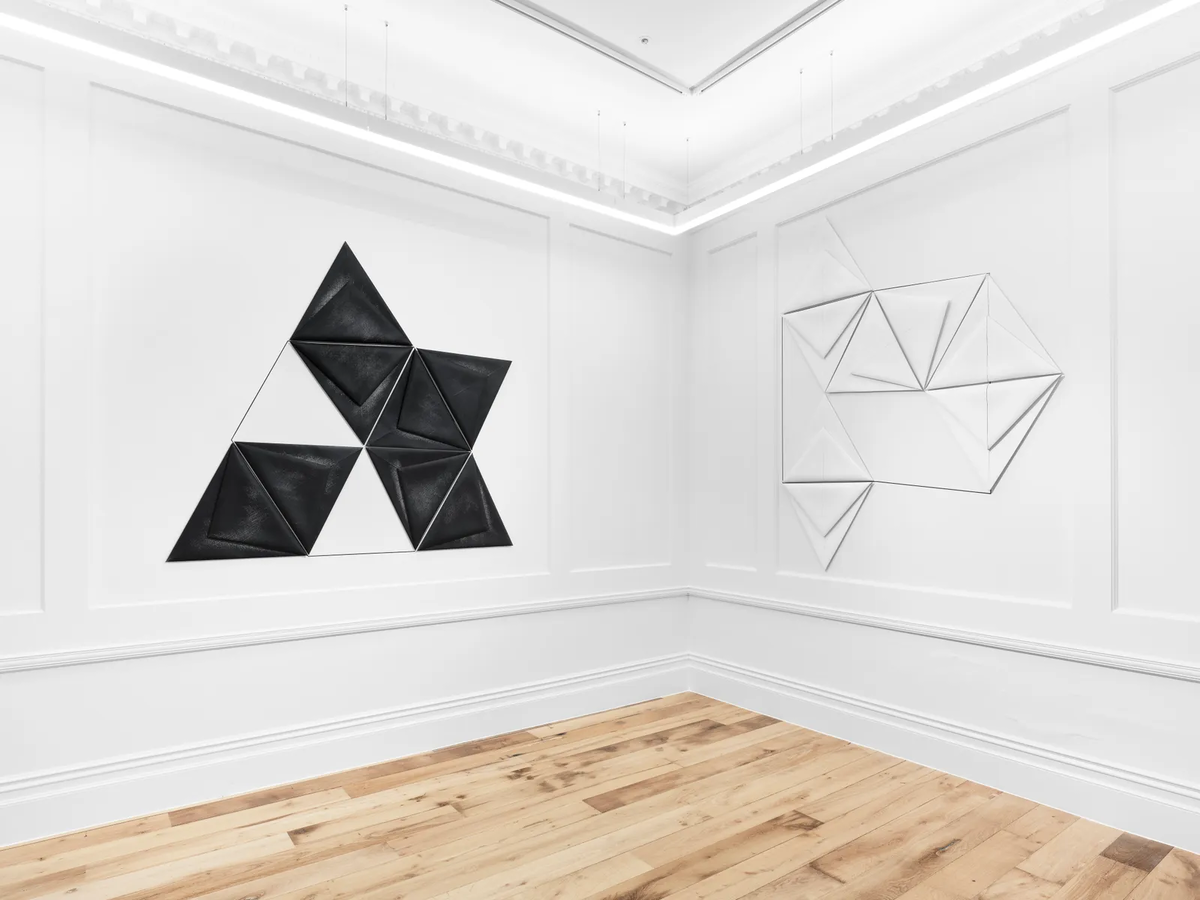 Две работы Рокберн из серии «Египетские картины», представленные на выставке «Свет светит во тьме, и тьма не постигла его: Доротея Рокберн». Фотография Евы Херцог. Предоставлено художником и галереей Bernheim London/Zürich. © 2024 Доротея Рокберн / Artists Rights Society (ARS), Нью-Йорк.