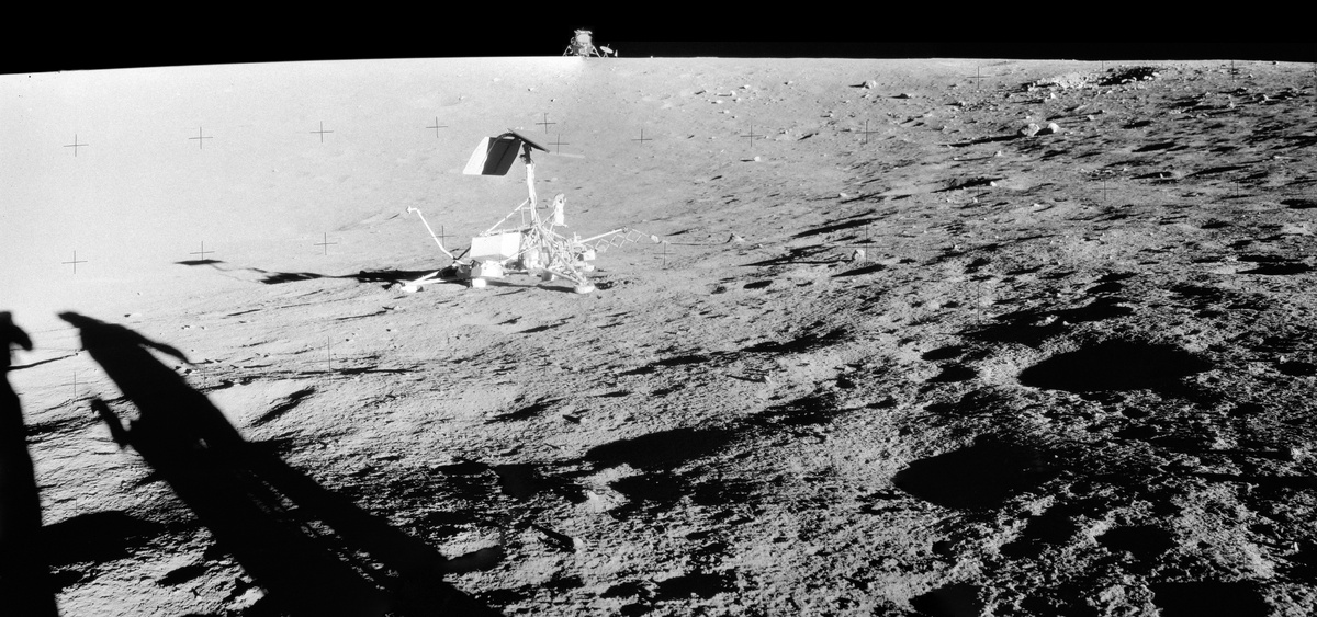 Панорама кратера Surveyor, которую ваш лунный гид сделал для ALSJ на основе снимков 7094—7097 и 7092