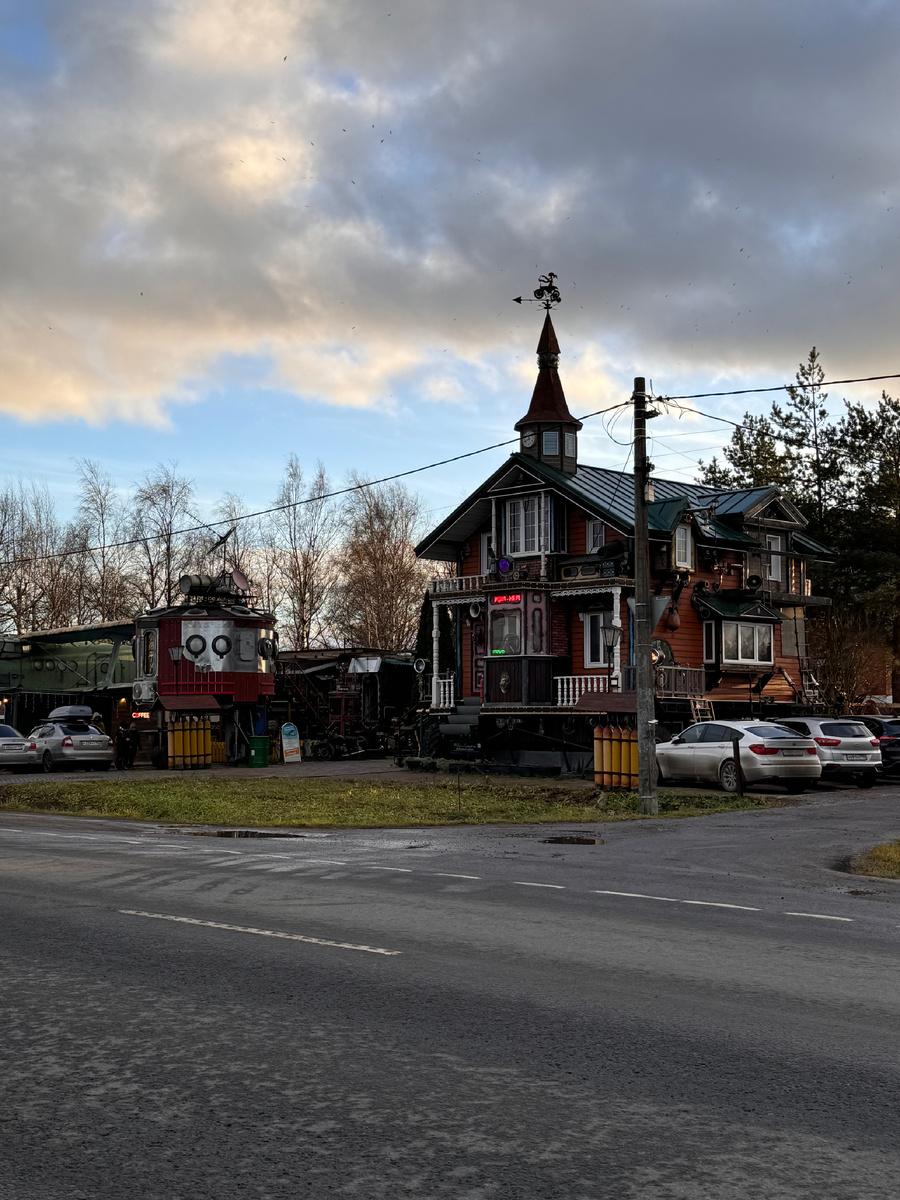 Проезжая мимо, сложно не заметить эти постройки.