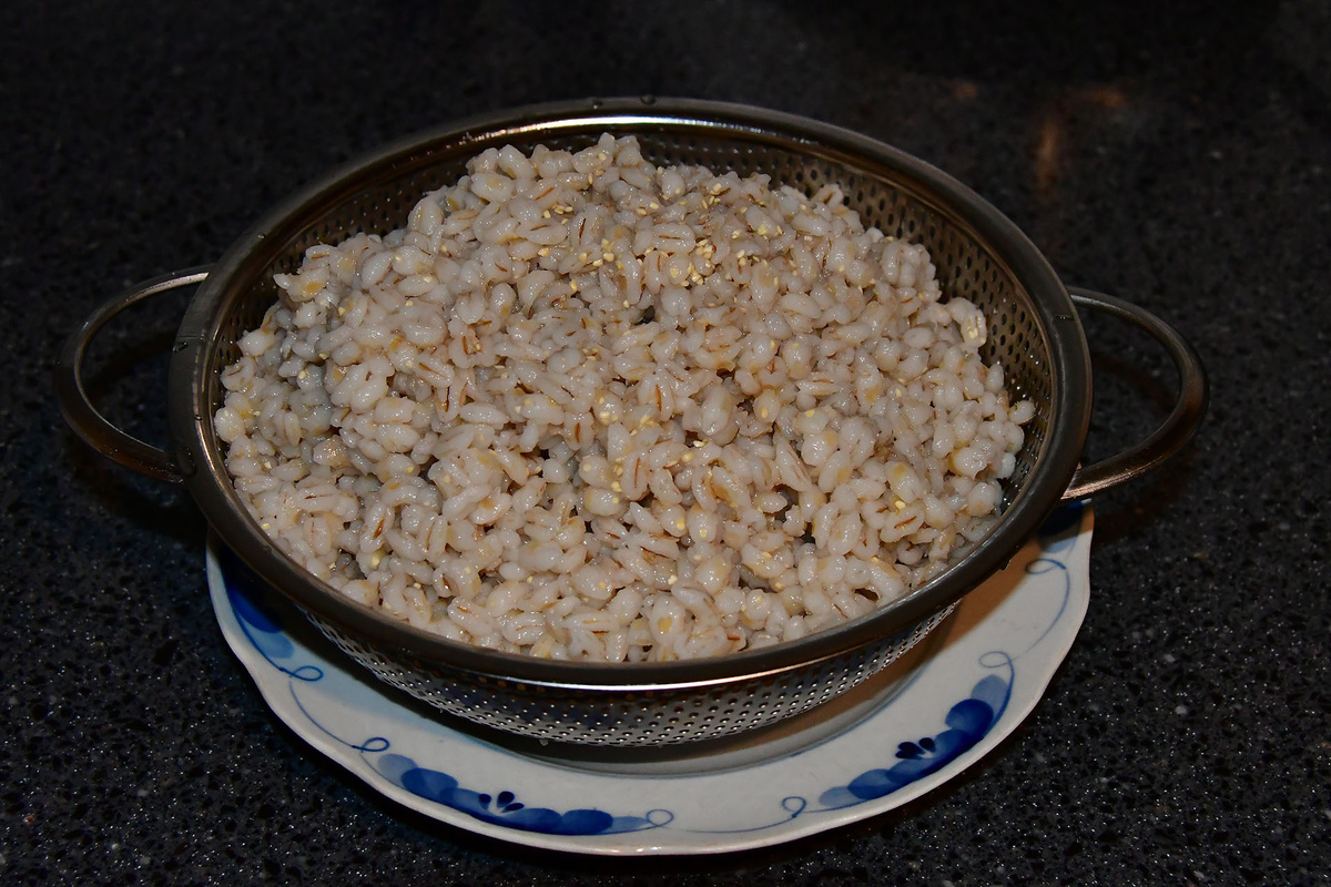 Кашу промываем и откидываем на дуршлаг