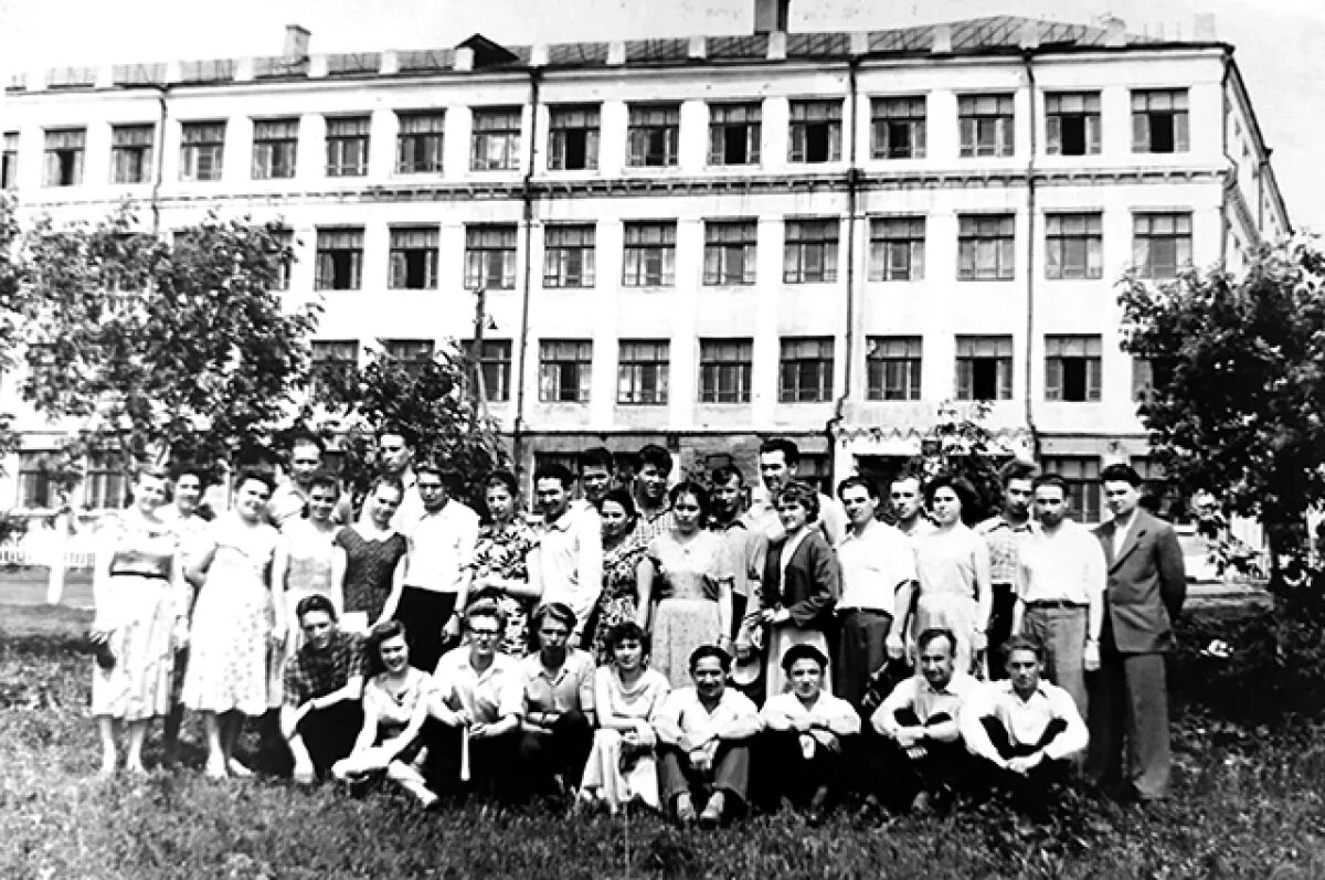    Старшеклассники перед зданием 19-й школы. 60-е годы.