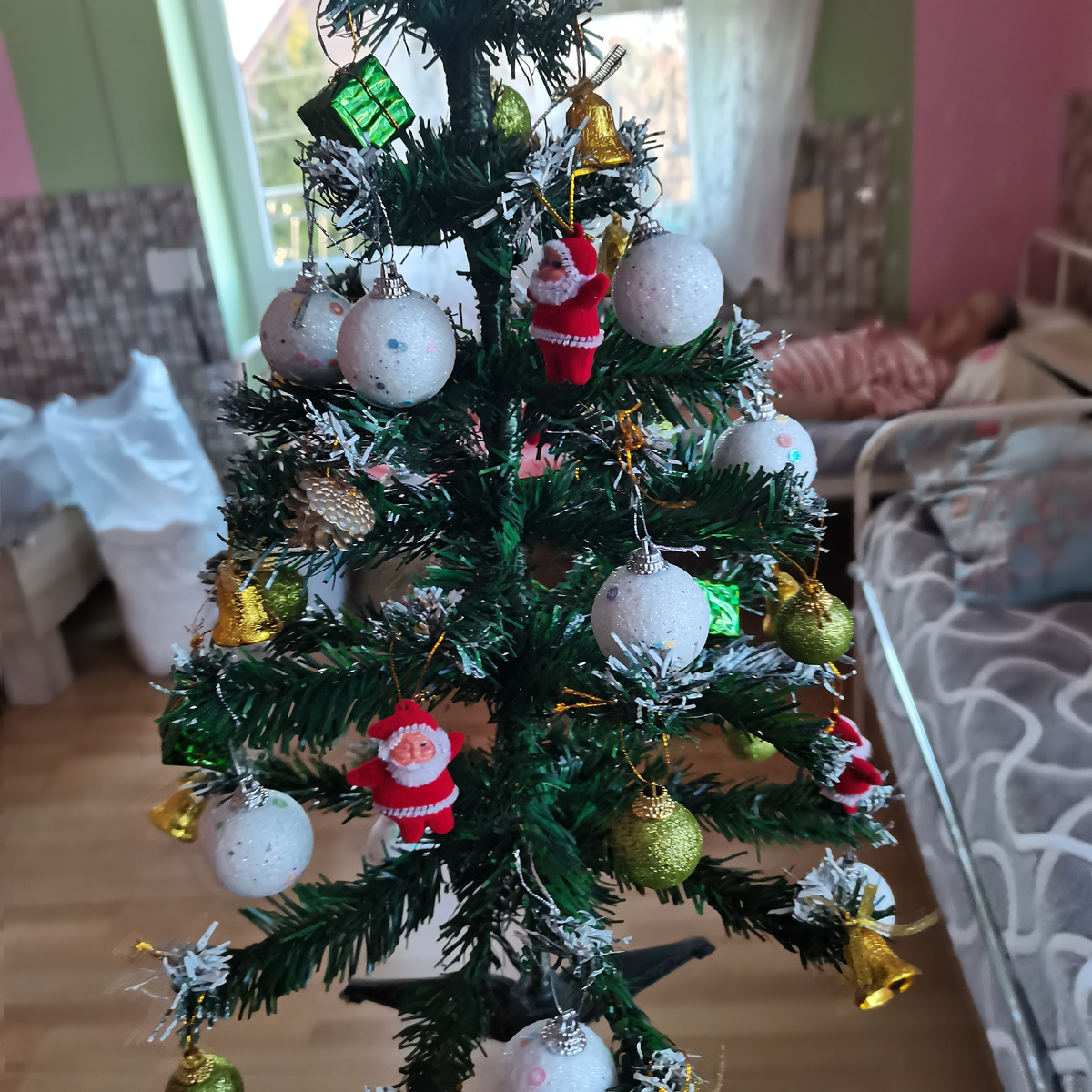 Не заметила, что сфотографировала Ирину Леонидовну. Но ничего, смазано, лица не видно. 