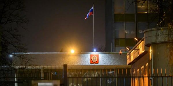    В Швеции подозревают россиян в том, что они сами себя закидали краской