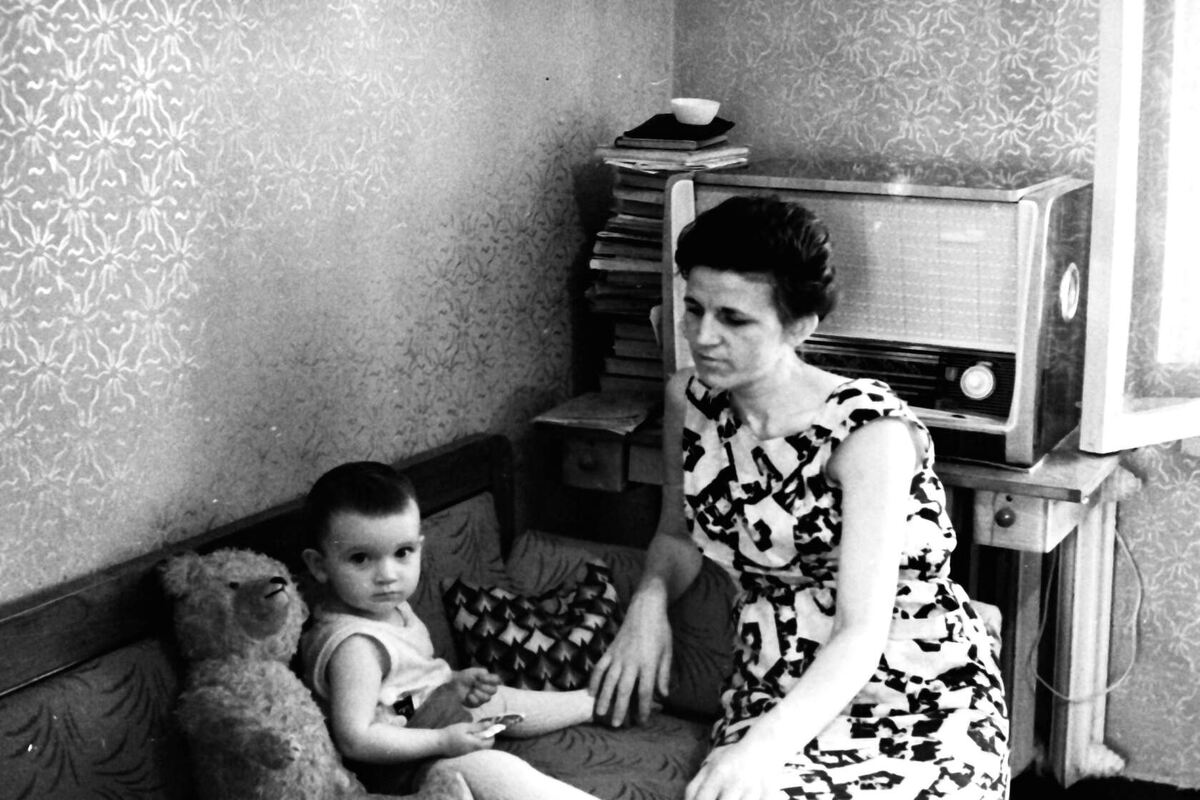 Мне годик. Я помню этого жёлтого мишку.