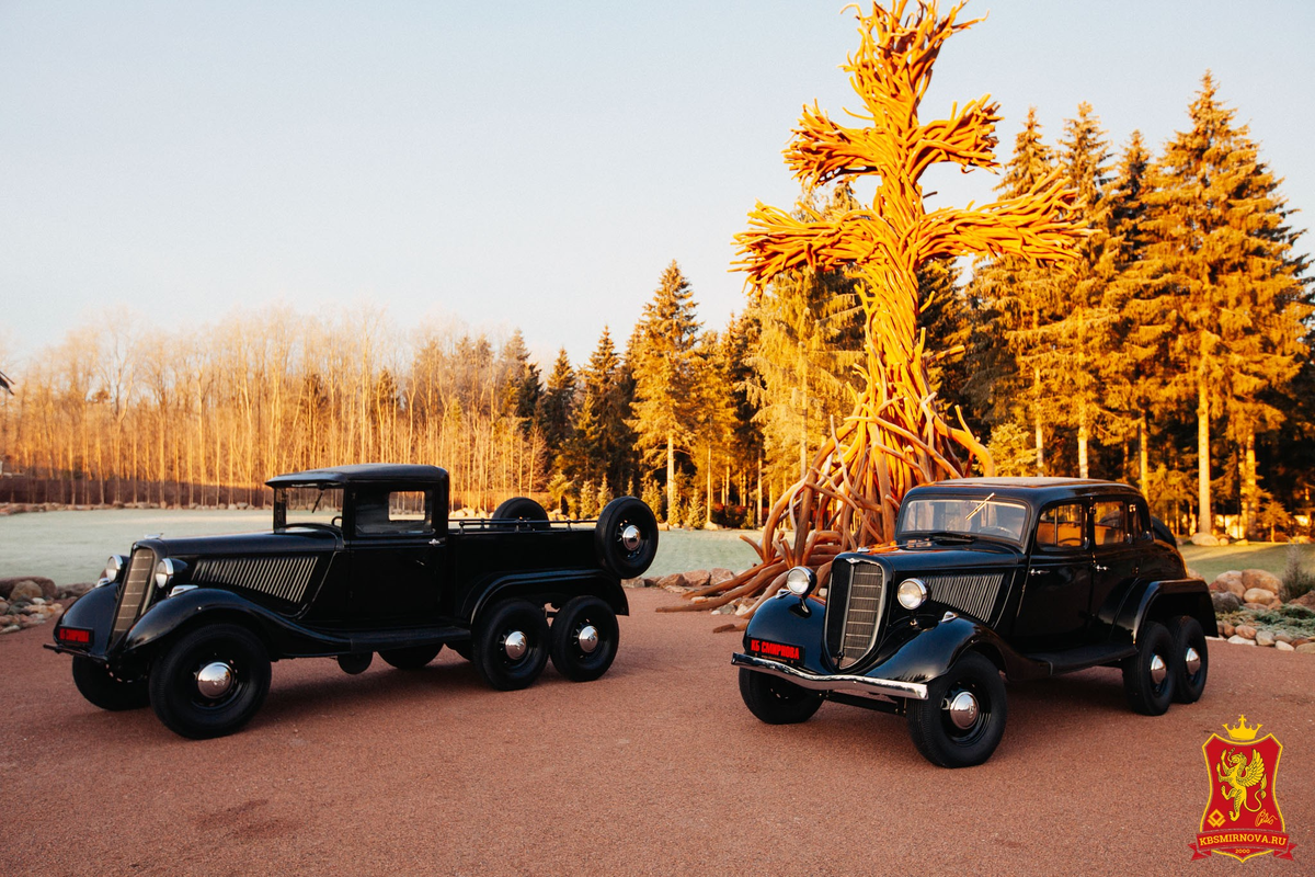 фото - сайт "КБ Смирнова"; восстановленные "КБ Смирнова" опытные трёхосные ГАЗ-21 и ГАЗ-25, формально, машины относятся к одному семейству, но в их конструкциях довольно много отличий - пикап, например, был унифицирован ещё с ГАЗ-М1, а седан ГАЗ-25, как и более поздний ГАЗ-22 (выпущен только в виде шасси БА-23), с новым ГАЗ-11, отличались и конструкции "лишних" осей