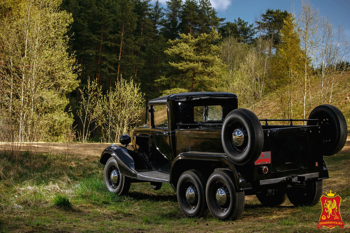 фото - там же, https://www.kbsmirnova.ru; ГАЗ-21 проходил испытания в 1937-м году, в 1938-м был даже подготовлен задел деталей для серийного производства, но сложность и ненадёжность конструкции, в совокупности с началом работ по более перспективным полноприводным машинам, сделали массовое производство ГАЗ-21 нерациональным; под "крыльями" в районе кабины заметны небольшие опорные колёса