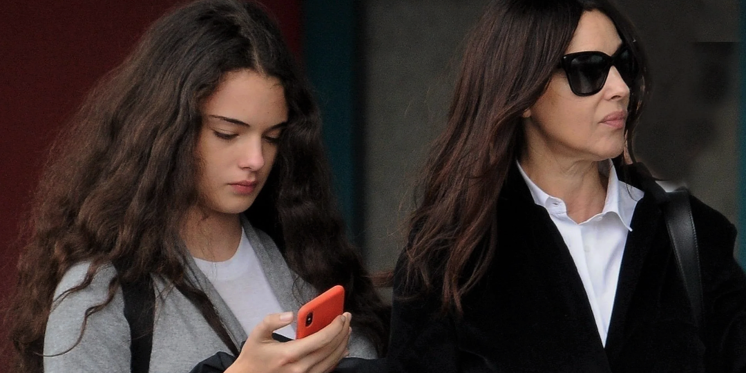 Дочь у мамы забирает красоту