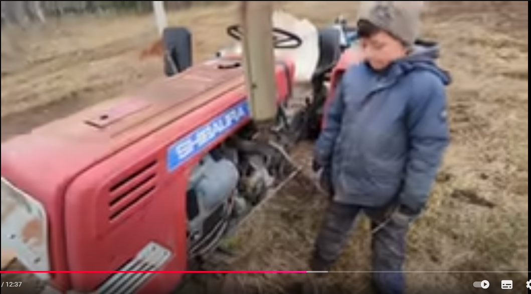 Скрин из видео. Тут мальчишке вроде лет 9-10 кажется. Могу ошибаться, но рост у него примерно 130-140см