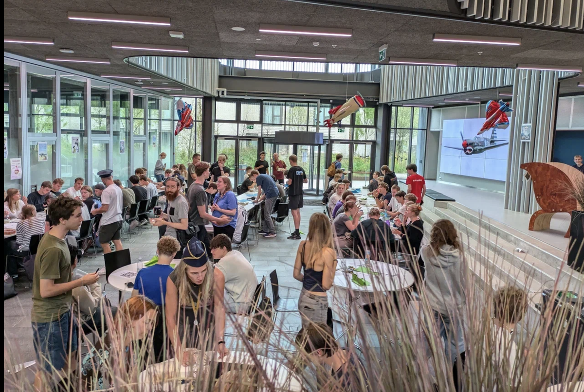 День самолетиков в нашей гимназии, к тексту отношения не имеет. 