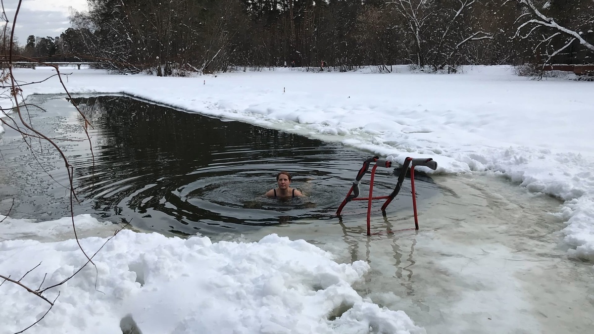 На фото - Наталья Макеева. Зачем купаться в холодной воде?