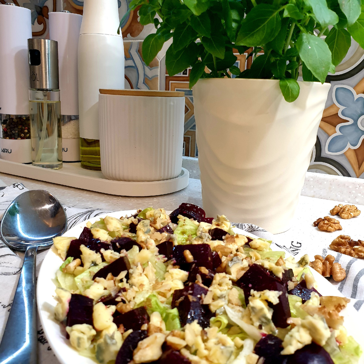 Салат со свёклой,  грецкими орехами и сыром с голубой плесенью 