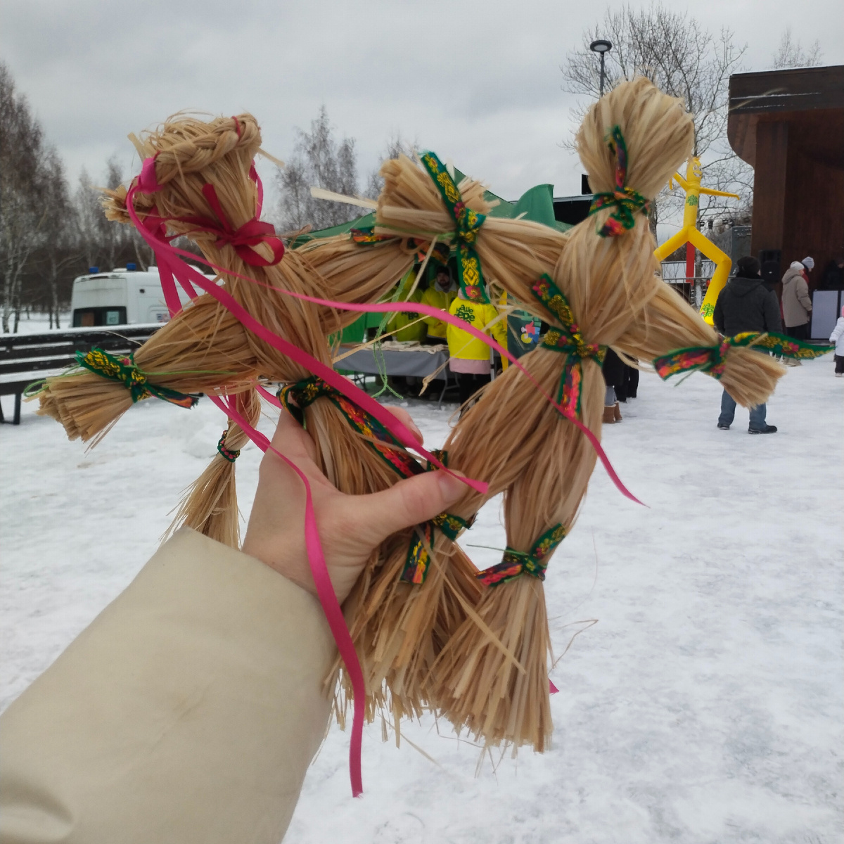 Я даже не знаю, какое фото сюда подойдёт. Но кукол надо было делать больше😎 
