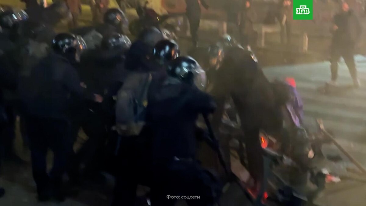    Полицейские проводят жесткие задержания протестующих в Тбилиси