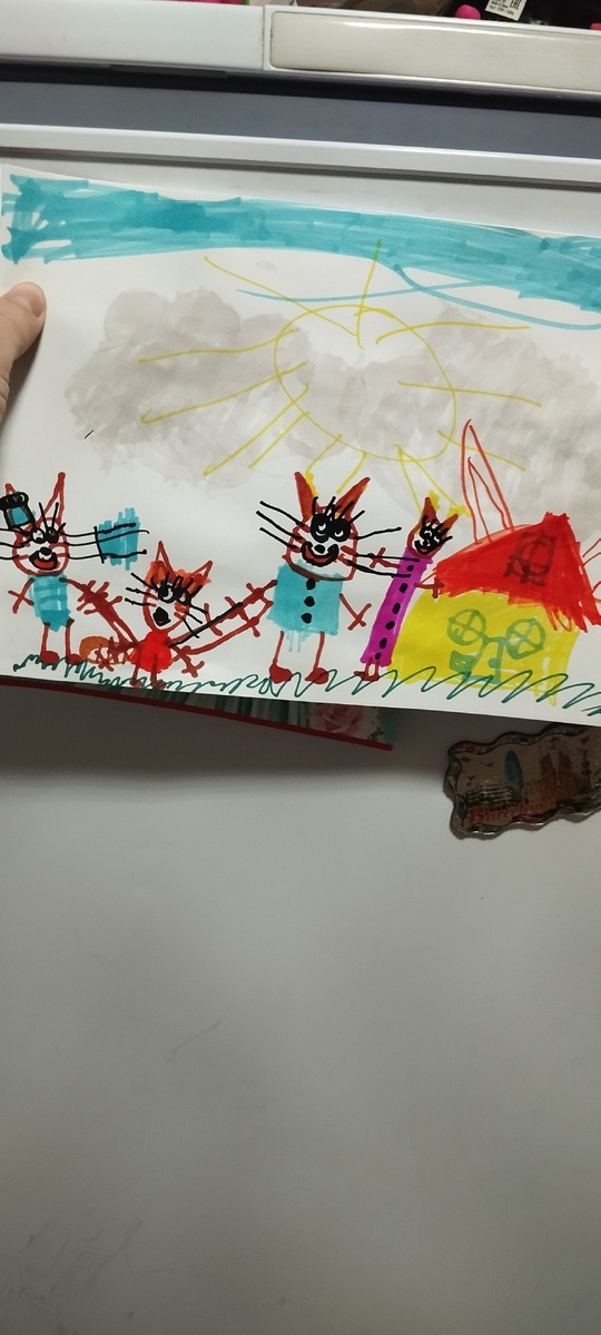 Эльвира любит рисовать и вырезать