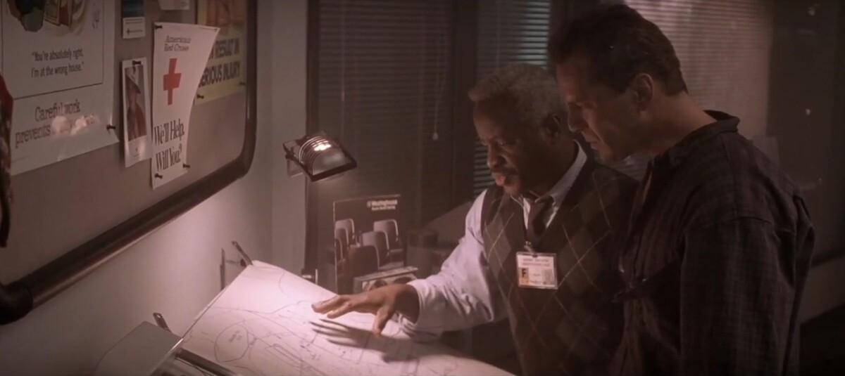 А кто сказал что маяк, на окраине аэропорта, может только пищать? "Крепкий орешек 2"