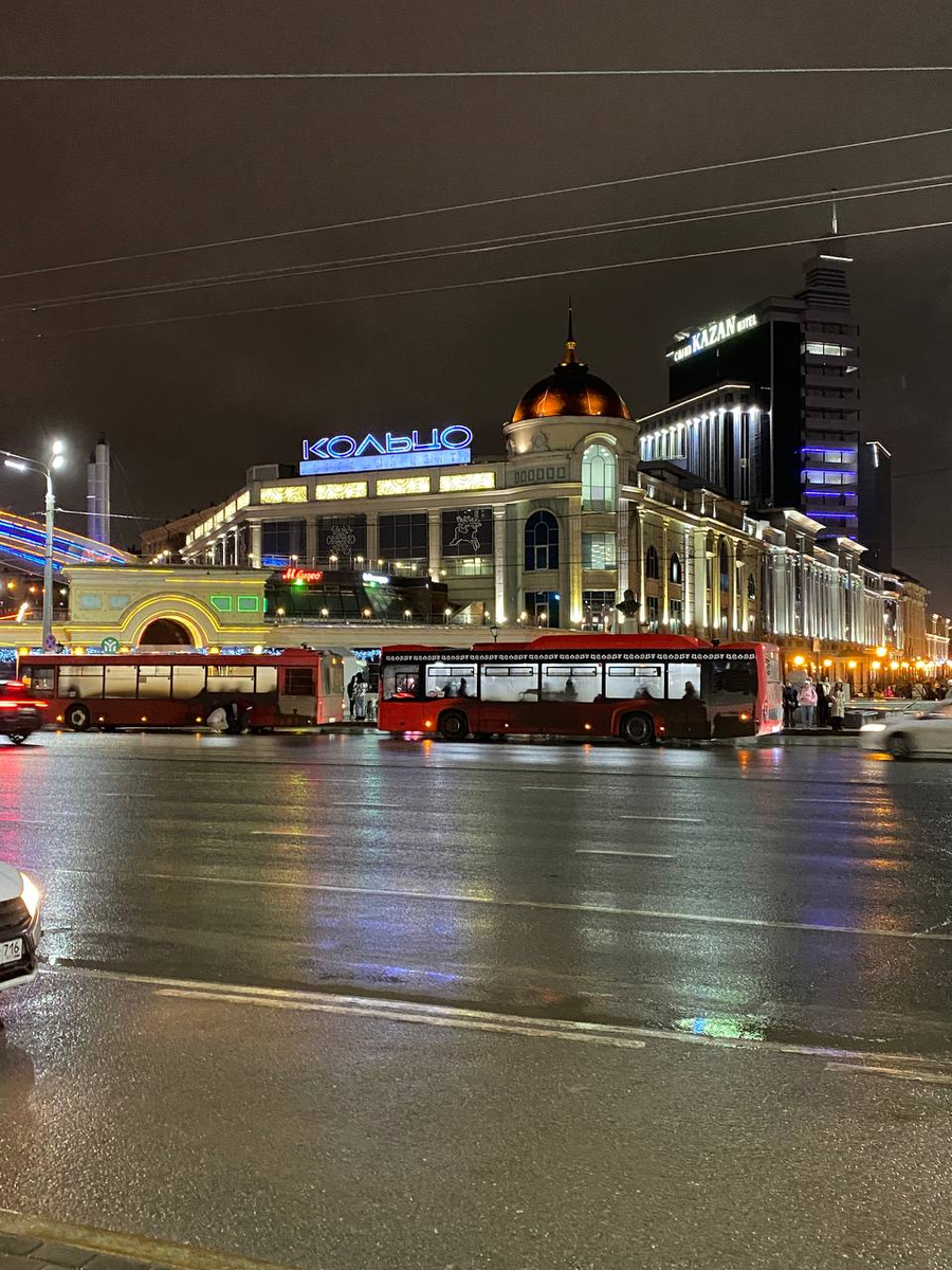 Внешний вид здания с противоположной стороны улицы