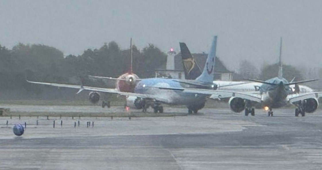 В левом углу – объект почти приземлился. (Фото: i2-prod.dailystar.co.uk).