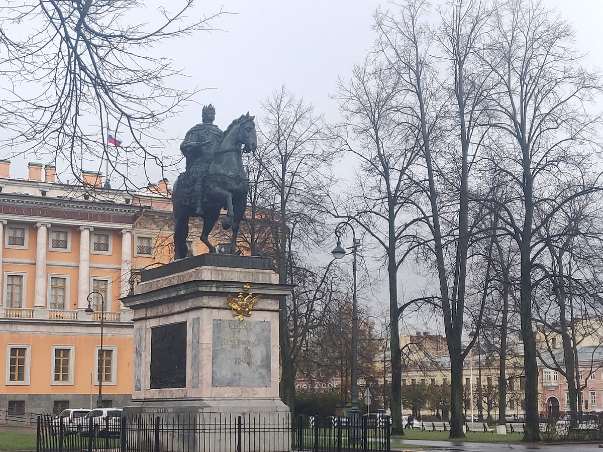 Это Петр на своей любимой Лизетте. Огородили чтобы защитить от туристов - все хотят прикоснуться Фото автора 