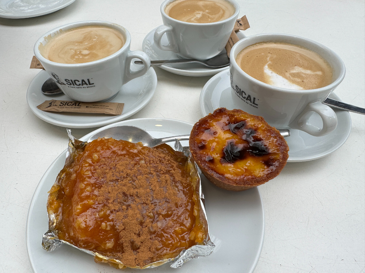 В кафе сообщили, что это монастырская выпечка, все вкусно, но цены не гуманные. 