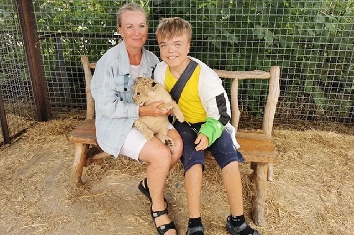    «Чтобы пообщаться с человеком с ахондроплазией, предложите ему сесть за стол или на скамейку – в этом случае ваши глаза будут на одном уровне, – советует Анастасия. – Но не присаживайтесь перед ним на корточки и не общайтесь со взрослым, как с ребёнком», (Саша с мамой).