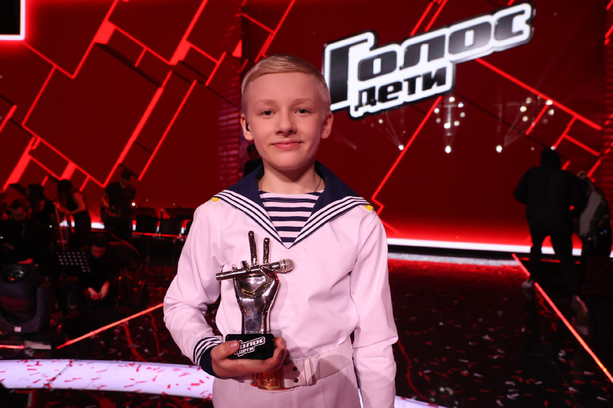 Василий Иголкин с кубком за победу.