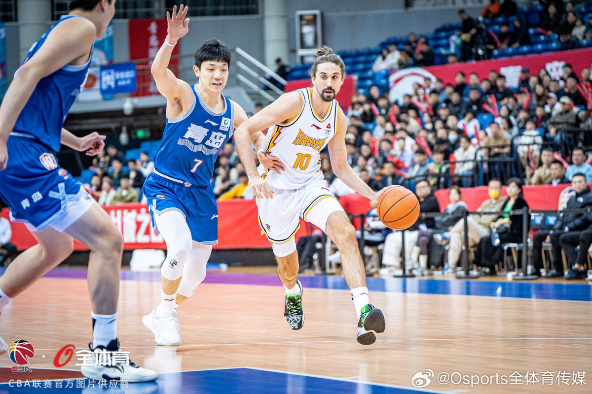 Алексей Швед в матче за «Шаньси Лунгс»