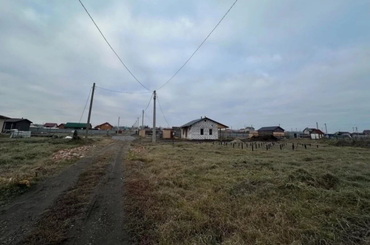    Жители Новосибирской области заключили сделки со строительной фирмой, которая обещала построить дома за полгода, однако жилье до сих пор находится на первой стадии строительства.