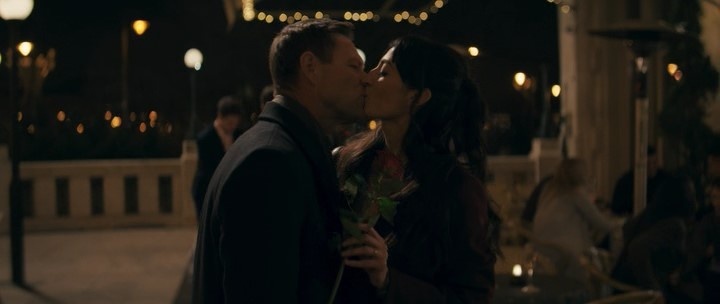 Кадр из фильма "Резидент" (2024). Бен и Фара (Летиция Эйдо) перед походом в ресторан.