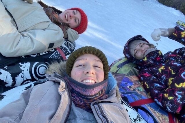    Знакомство с Тюменью случилось благодаря друзьям (Мария в центре). Фото: Личный архив/ Мария Нагибина