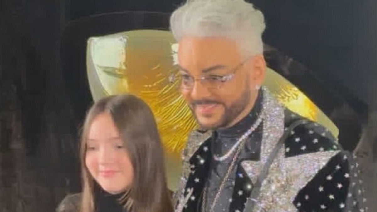 Филипп Киркоров взял Аллу-Викторию на премьеру своего клипа "Черная пантера". Фото: социальные сети.