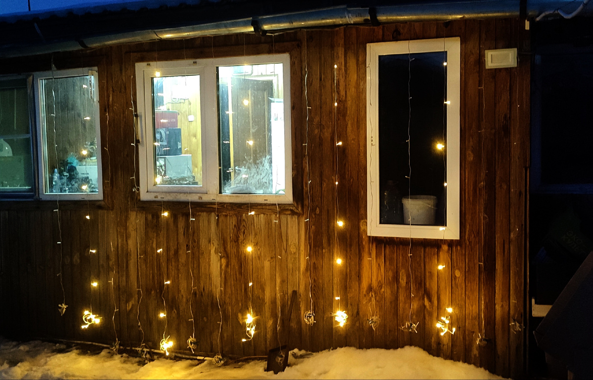 На ней хоть и только белый свет, но всё равно стало по-новогоднему