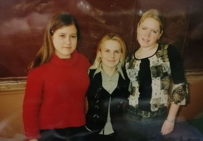 Я в ту пору с одноклассницами Артëма (стою посередине) 