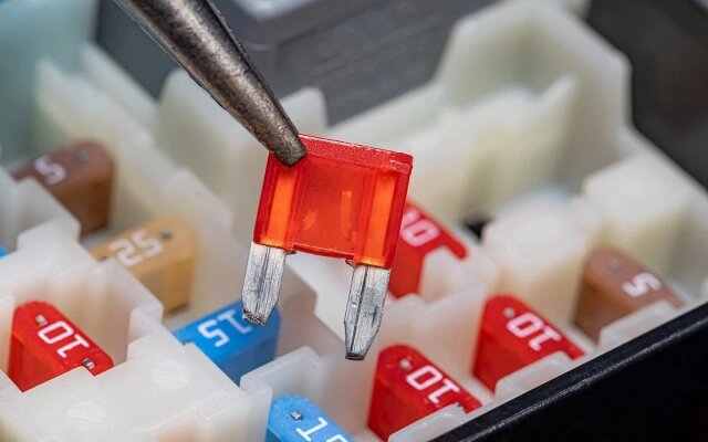 Сгоревший предохранитель является достаточно частой причиной выхода из строя обогрева сидений (Фото: J.J. Gouin / Shutterstock / FOTODOM)