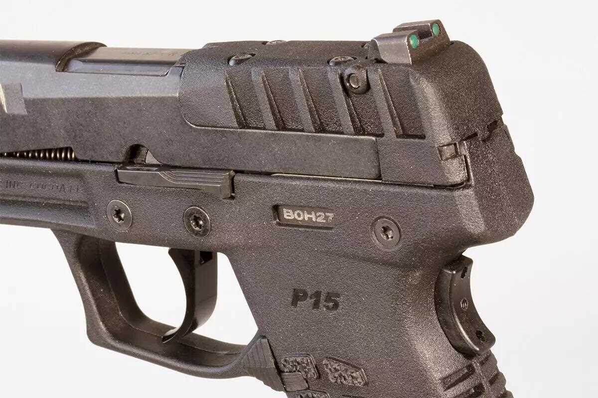 У P15 есть предохранитель. Затворная задержка и кнопка извлечения магазина находятся рядом со стволом. Регулируемый целик с тритиевыми метками подходит для дневного и ночного прицеливания. На крышку затвора нельзя установить коллиматорный прицел, и её нельзя снять. 
