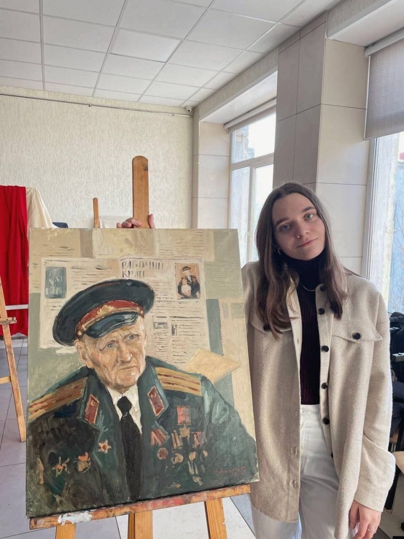   Дарья Богданова с портретом ветерана / Источник: Пресс-служба «Тавриды»