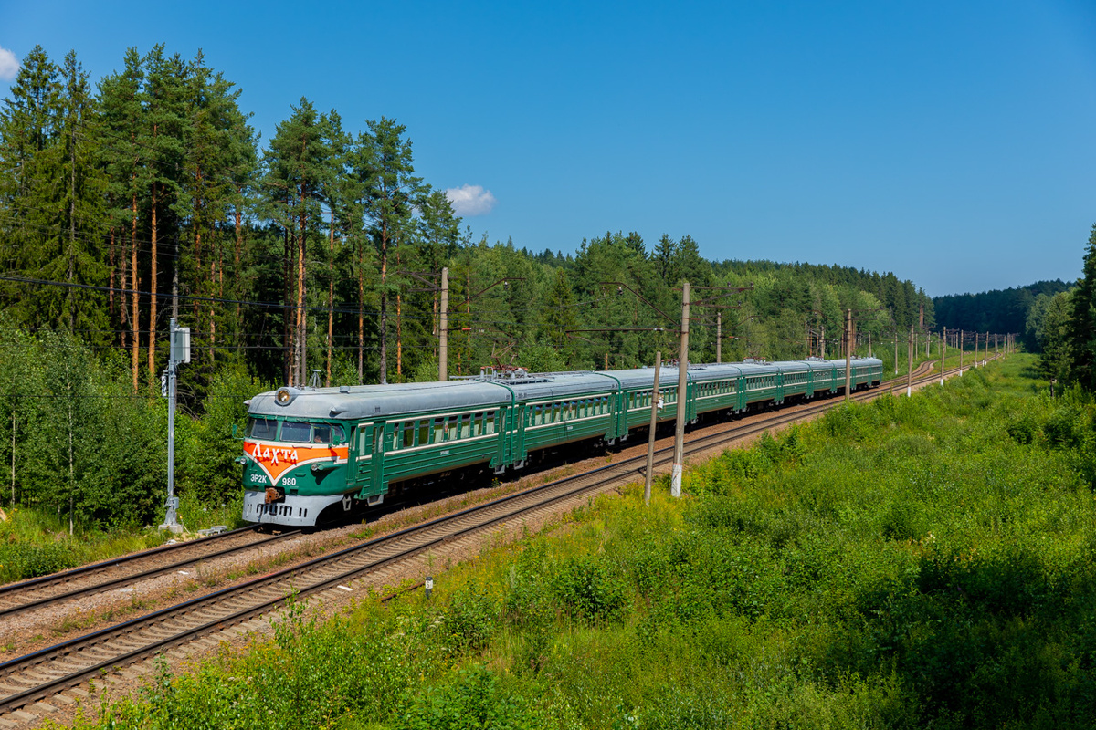ЭР2К-980. Работает в Спб в качестве ретро поезда.