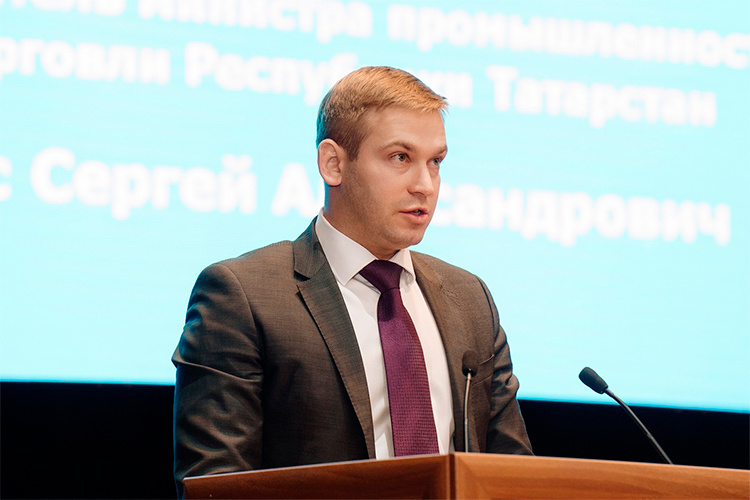    Сергей Этус вернулся в Москву, сообщают источники «БИЗНЕС Online», и был назначен советником прославившегося на этой неделе губернатора Самарской области Вячеслава Федорищева.   
Фото: mpt.tatarstan.ru